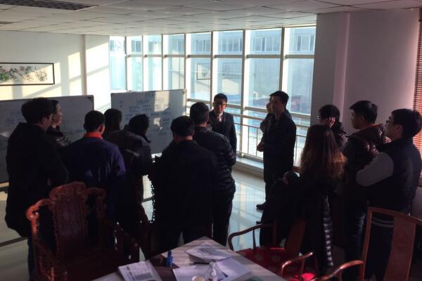 金學俊帶領(lǐng)大家討論精益生產(chǎn)推進戰(zhàn)略 金學俊帶領(lǐng)大家討論精益生產(chǎn)推進戰(zhàn)略