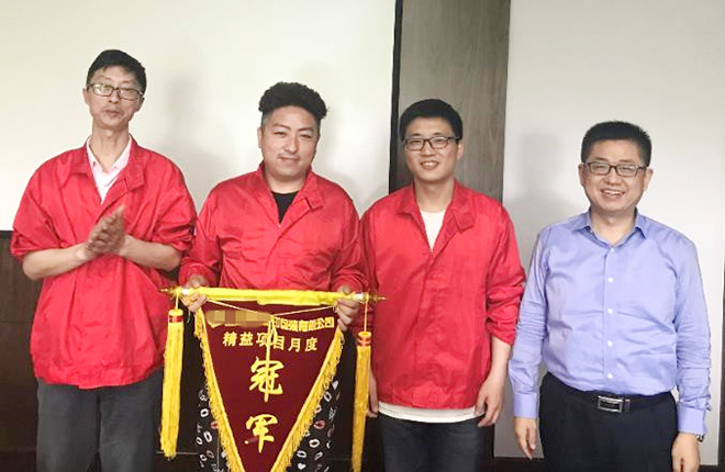  博革咨詢(xún)金總為冠軍團(tuán)隊(duì)頒獎(jiǎng)