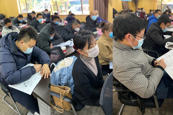 精益生產(chǎn)運營培訓(xùn)學(xué)員認真記筆記 精益生產(chǎn)管理培訓(xùn)